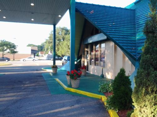 Budgetel Inn & Suites Hotel - photo 22