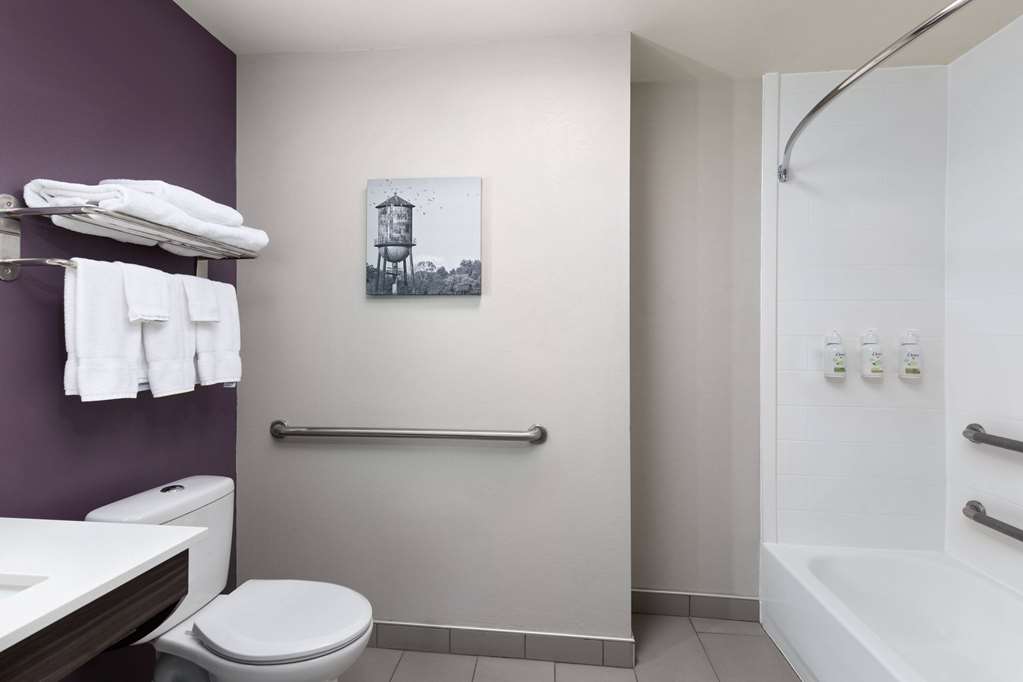 La Quinta Inn & Suites by Wyndham Loudon - photo 31