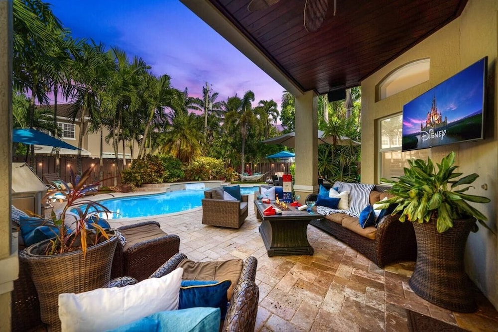 5 Bedroom Luxury Home Minutes to Las Olas Shops & Beach — 4-Star Luxury Hotel in Fort Lauderdale, United States