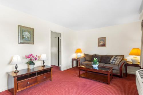 Blue Spruce Inn & Suites - photo 23
