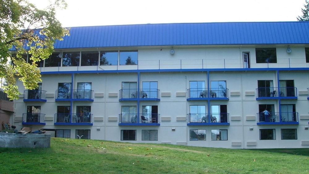 Oyster Bay Inn & Suites - photo 29