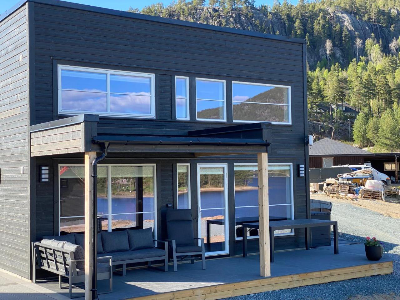 Modern Lakehouse with Jacuzzi & Sauna Near Golf And Alpine in Unknown City, Norway