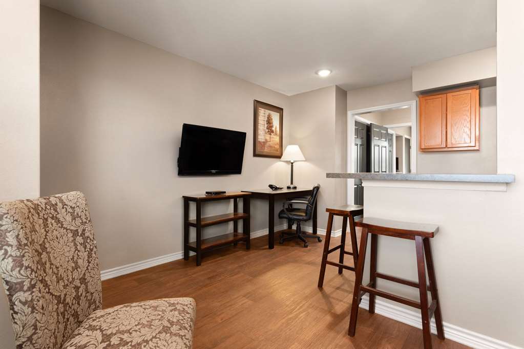 Eagle's Den Suites Cotulla a Travelodge by Wyndham - photo 24