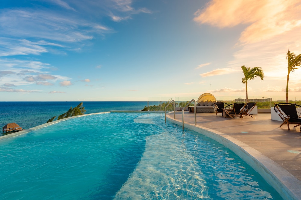 Infinity pool