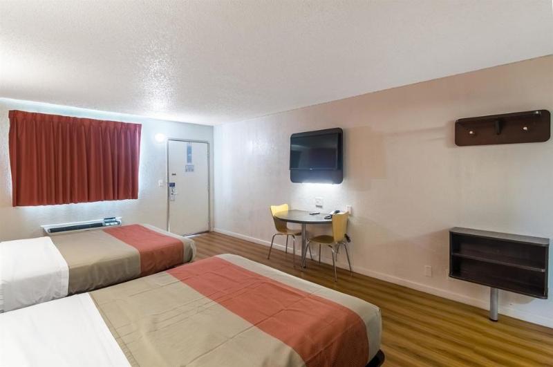Motel 6 Clinton OK - photo 12