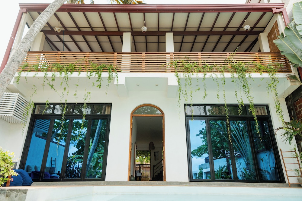 Parasol Doré in Unknown City, Sri Lanka