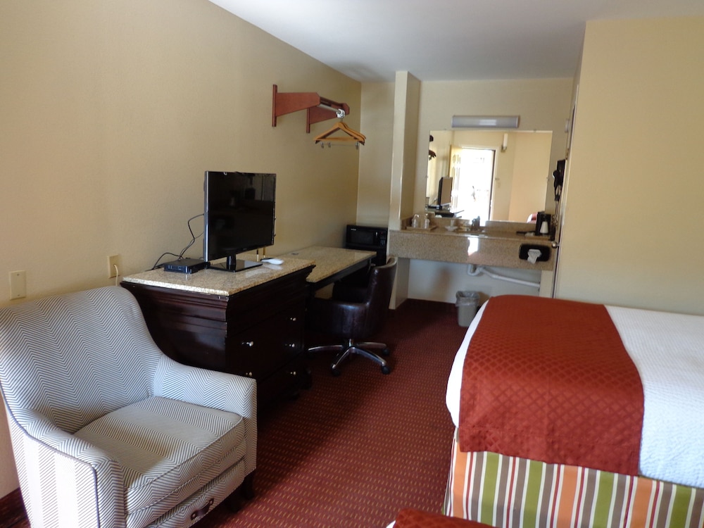 Economy Inn Express Warren - photo 3