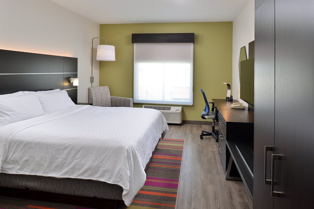 Holiday Inn Express & Suites Carthage by IHG - photo 13
