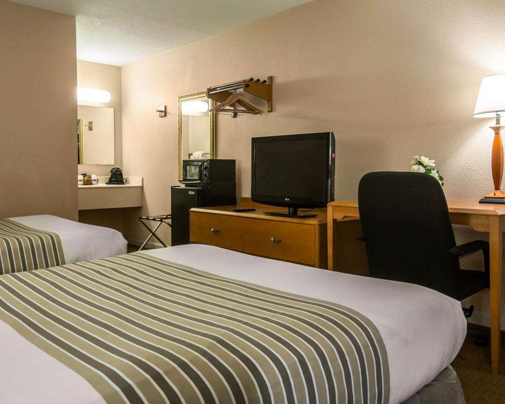Econo Lodge Inn & Suites Columbus near Fort Benning - photo 13