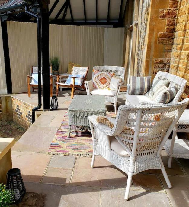 3 Bedroom 3 Bathroom Ground Floor Condo With Veranda — 4-Star Luxury Hotel in Reigate, United Kingdom