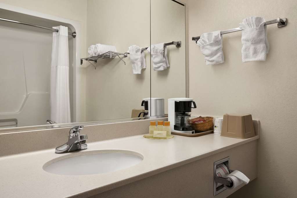 Days Inn & Suites by Wyndham Romeoville - photo 4