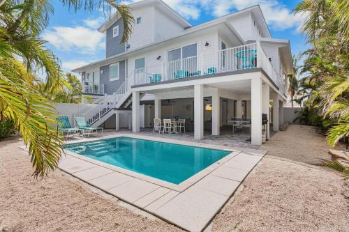 Day Break Bungalow — 4-Star Luxury Hotel in Holmes Beach, United States