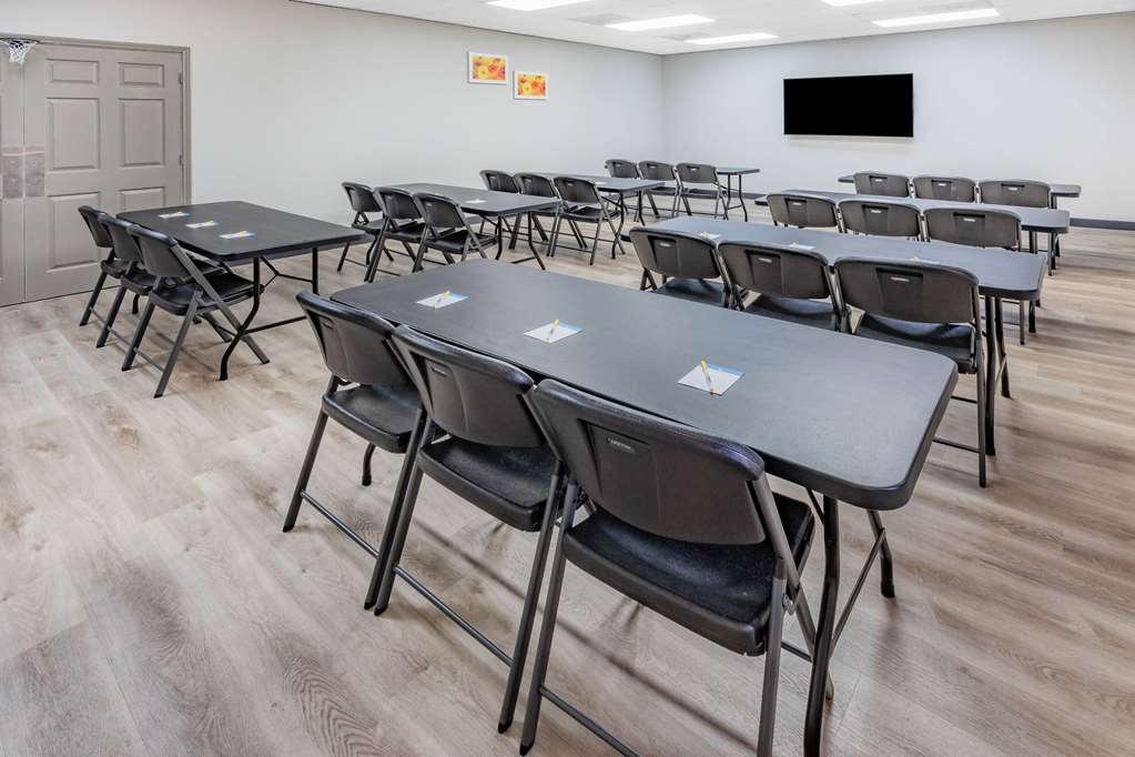 Days Inn & Suites by Wyndham Huntsville - photo 15