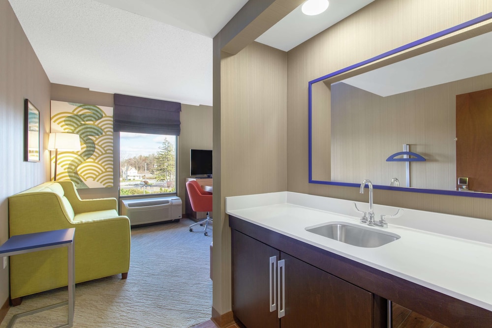 Hampton Inn & Suites Albany Airport - photo 8
