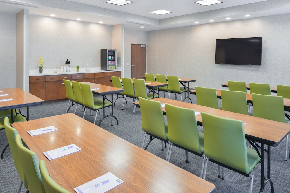 Holiday Inn Express & Suites Salem by IHG - photo 48