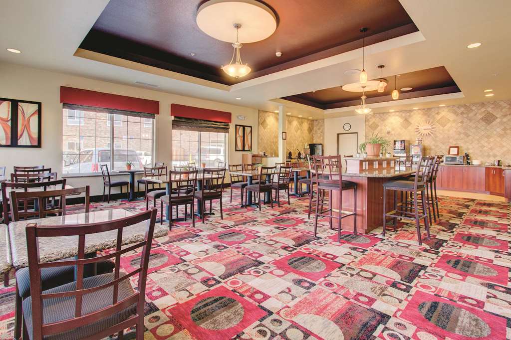 La Quinta Inn & Suites by Wyndham Denver Gateway Park - photo 53