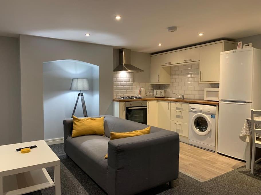 Fantastic 1 Bedroom Basement flat with free parking — 4-Star Luxury Hotel in Sale, United Kingdom