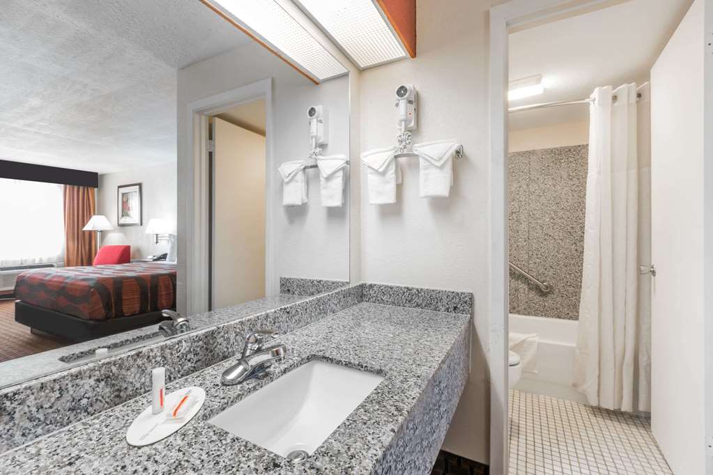 Days Inn by Wyndham Pearl Jackson Airport - photo 10