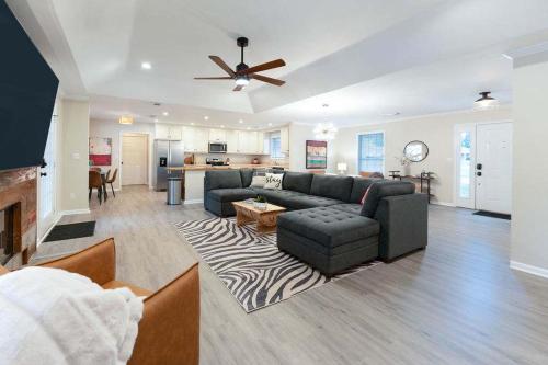 15 Min to UA Private Heated Pool Huge Yard Luxe Master in Tuscaloosa, United States