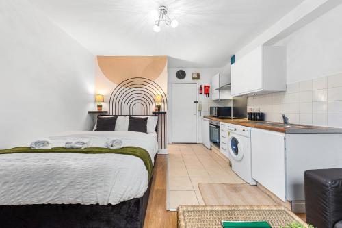 Stylish Brixton Studio Apartment Ideal for Couples Fast Wi Fi Sleeps 2 — 4-Star Luxury Hotel in London, United Kingdom