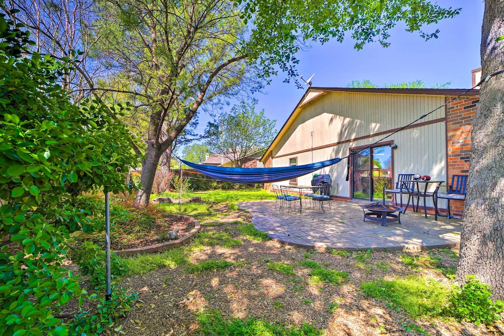 Family friendly Broken Arrow Retreat w Yard — hotel in Broken Arrow
