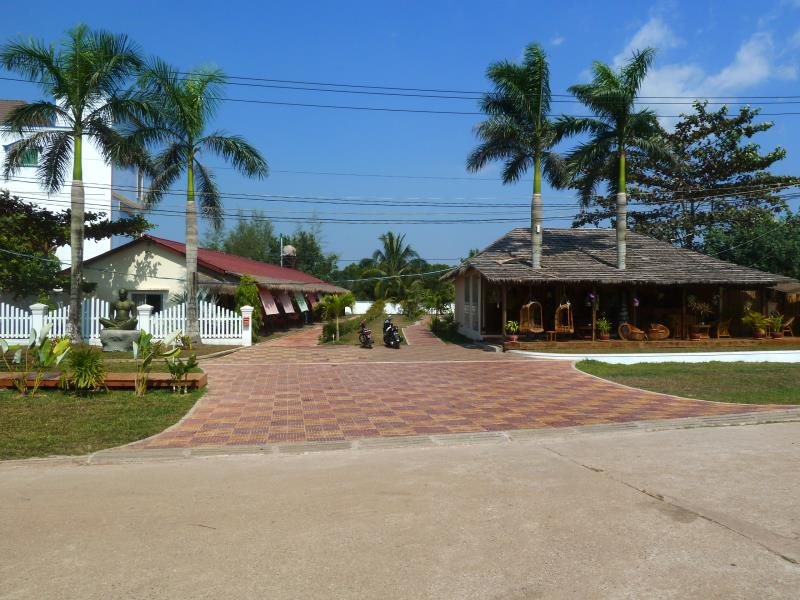 Sunset Lounge Beach Resort — hotel in Sihanoukville