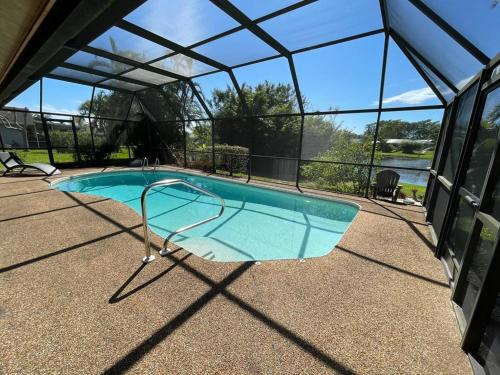 Pool home close to beach 3 bedroom 2 bathroom lakeview — 4-Star Luxury Hotel in Naples, United States