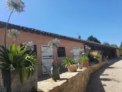 Dependance Pour 1 a 4 Pers Au Calme Dans Propriete — hotel in Marboz