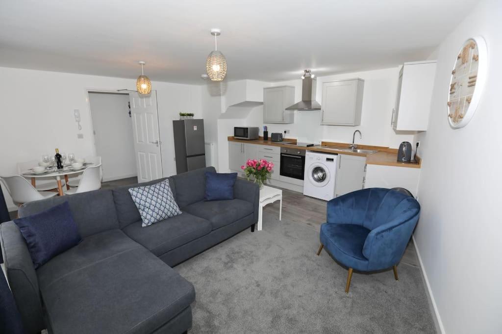 Exmouth Apartment 1 Strand House Modern 2 Bedroom Apartment Perfect Location For Access To Beach & Town Centre Sleeps 4 Guests NO PARKING Hosted by RENTMYHOUSE — 4-Star Luxury Hotel in Exmouth, United Kingdom