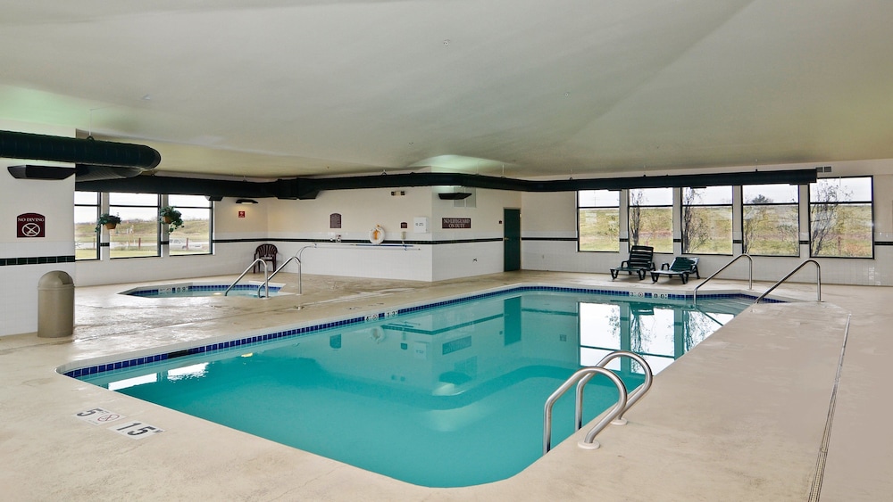 Holiday Inn Express Hotel & Suites Fort Atkinson by IHG - photo 10