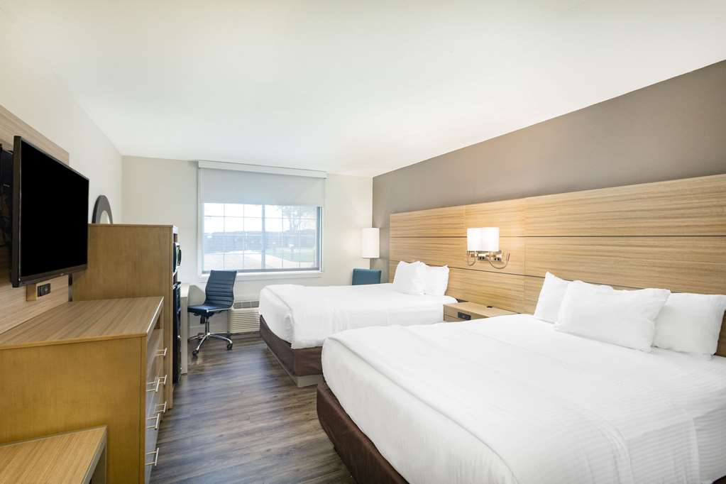 La Quinta Inn & Suites by Wyndham Joplin - photo 21