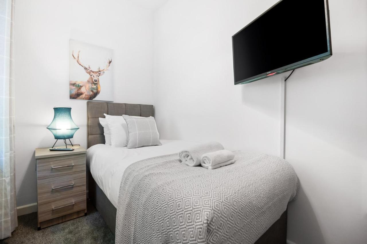 3 Triple Rooms Parking Smart TVs Work Stays — 4-Star Luxury Hotel in Swansea, United Kingdom