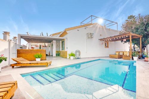 Elegant Villa in Alicante with Pool — 4-Star Luxury Hotel in Ondara, Spain