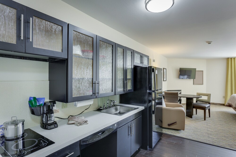 Candlewood Suites College Station At University by IHG - photo 11