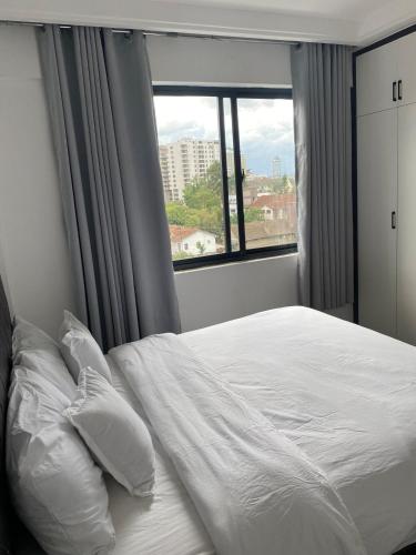 Chic 1BR w Pool Gym City Views