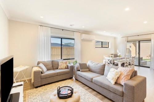 Modern Family Friendly Getaway 4 Bdr 2 Bath in Cowes, Australia