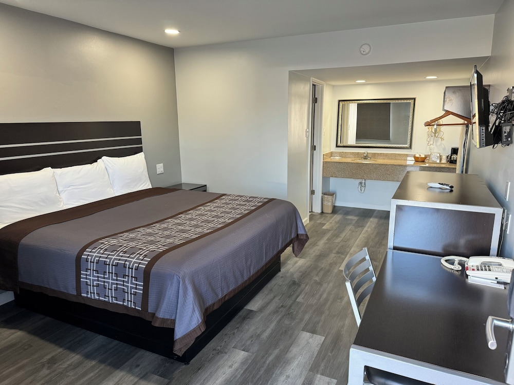 Continental Inn & Suites Nacogdoches TX SFA University Downtown - photo 33