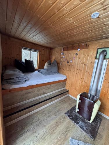 Bauwagen mit Bergblick in Bad Reichenhall, Germany