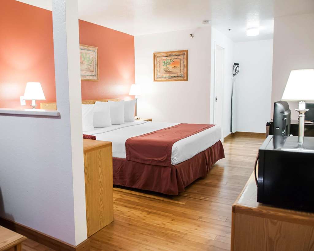 Econo Lodge Albuquerque Old Town - photo 15