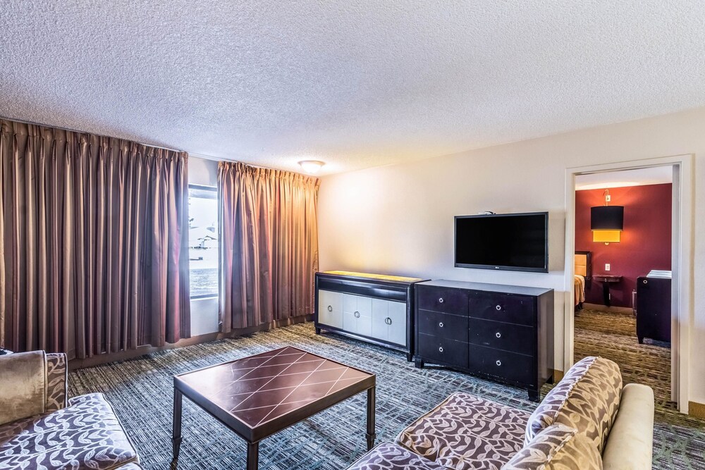 Rodeway Inn & Suites Fresno - photo 10