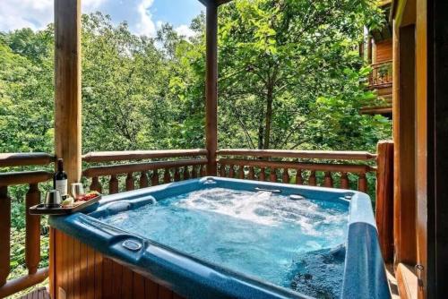 Grand Theatre Lodge View Hot Tub Pool GAMES — 4-Star Luxury Hotel in Sevierville, United States
