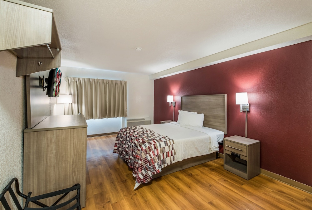 Red Roof Inn Rochester Airport - photo 12