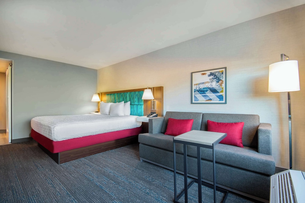 Hampton Inn East Aurora - photo 21