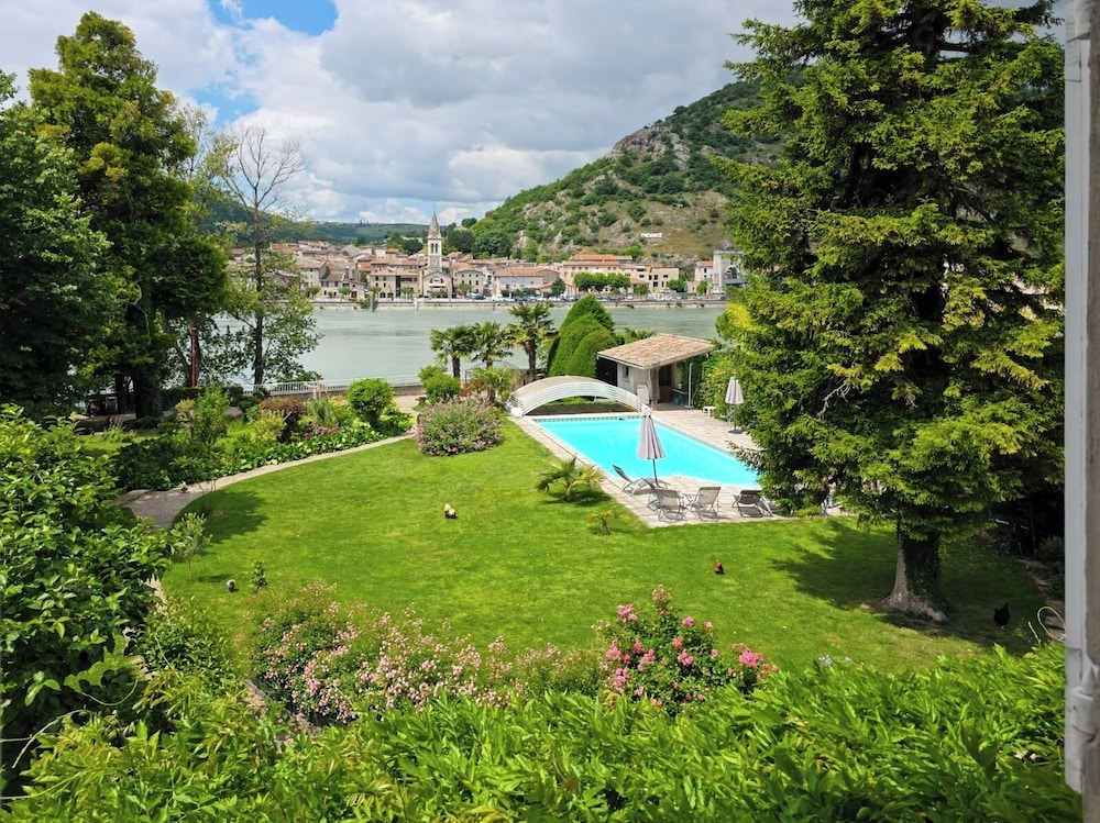 Villa Rhôna — 4-Star Luxury Hotel in Andancette, France
