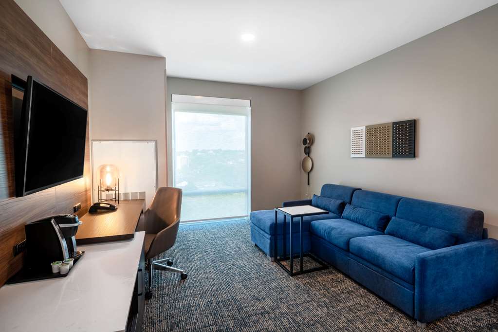 La Quinta Inn & Suites by Wyndham Nashville Downtown Stadium - photo 18