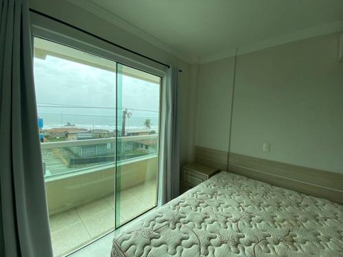140 Lindo apartamento com 03 dormitórios Com Vista Mar