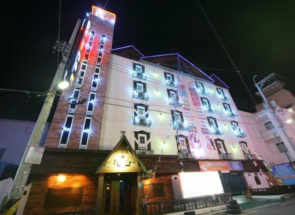 Castle Hotel — hotel in Jeonju