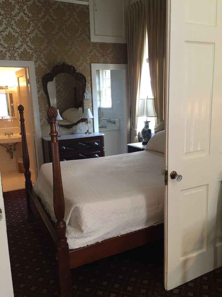 Nine O Five Royal Hotel - photo 12