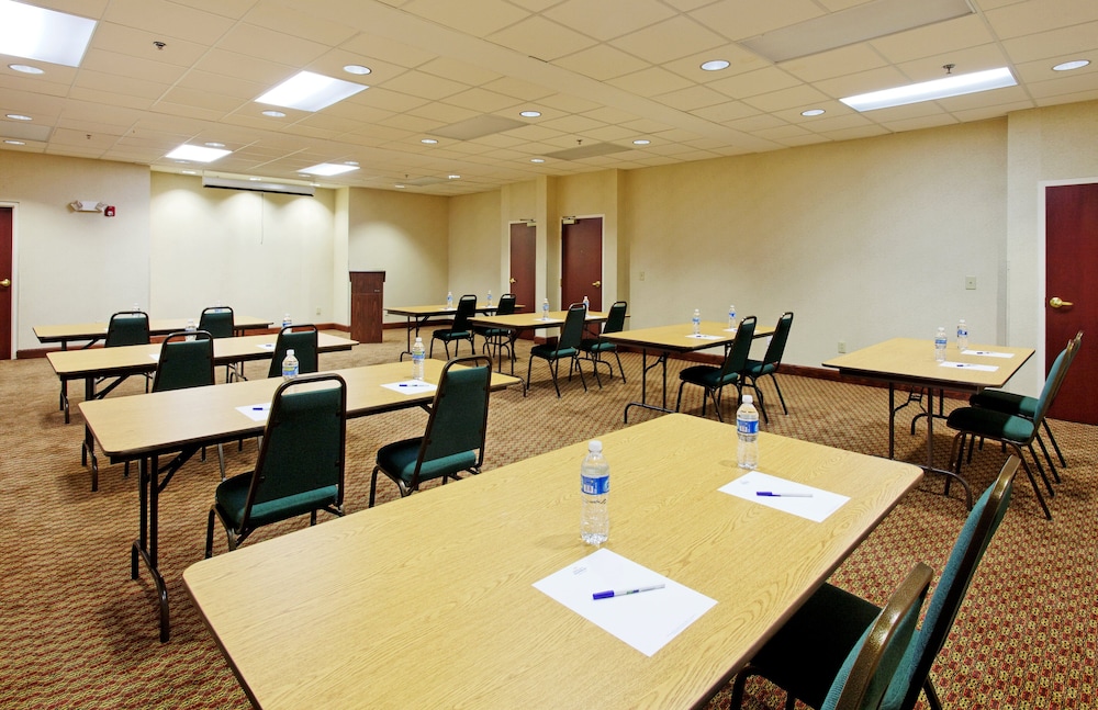 Holiday Inn Express Hotel & Suites Sylacauga by IHG - photo 30