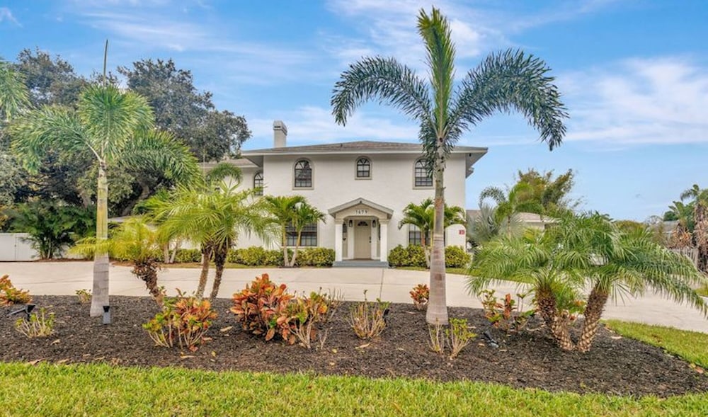 8 BDRM Mansion. 10 MN to Honeymoon Island Beach — 4-Star Luxury Hotel in Palm Harbor, United States